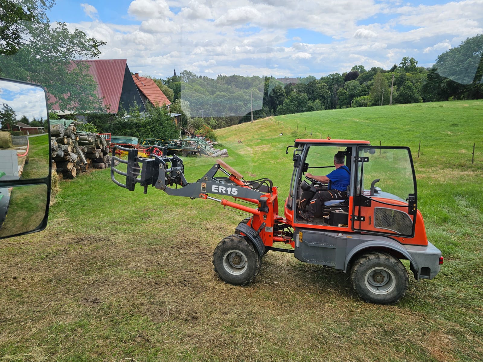 Radlader bei der Arbeit auf dem Landwirtschaftsbetrieb